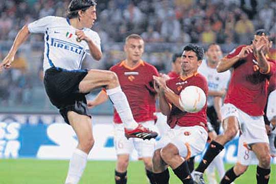 Crespo reflota al Inter y el Milán suelta el lastre