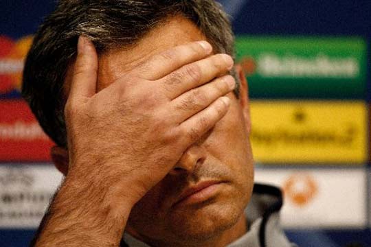 Mourinho ironiza sobre las posibles ayudas arbitrales al Barça