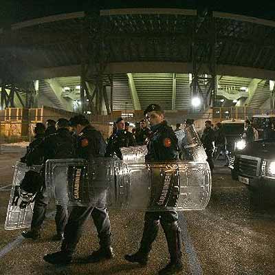 Ocho policías heridos y tres 'tifosi' detenidos en el Nápoles-Juve