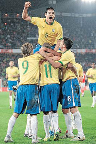 Kaká marca el ritmo y un gol y Brasil gana en Suiza