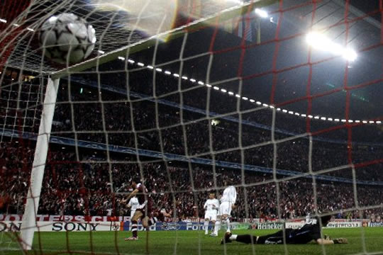 Makaay convierte ante el Real Madrid el gol más rápido de la historia del torneo