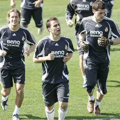 Cannavaro podría jugar el domingo; Gago es baja