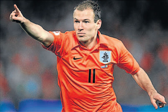 Malouda acerca el pase de Robben al Madrid