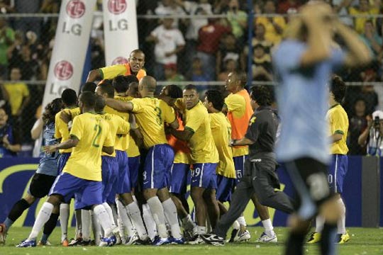 Brasil, a la final con sangre, sudor y penaltis