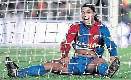 El Camp Nou prueba de nuevo su fe en Ronaldinho