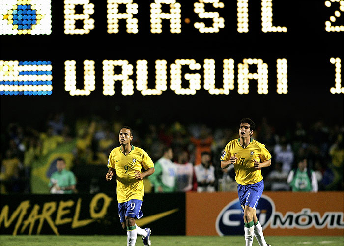 Luis Fabiano salva a Brasil ante Uruguay