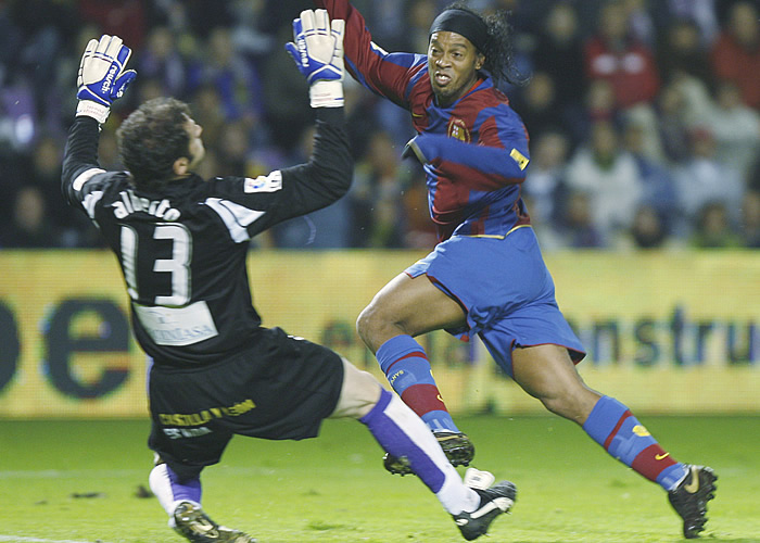 Un directivo del Barça critica la mala fase de Ronaldinho y elogia a Messi