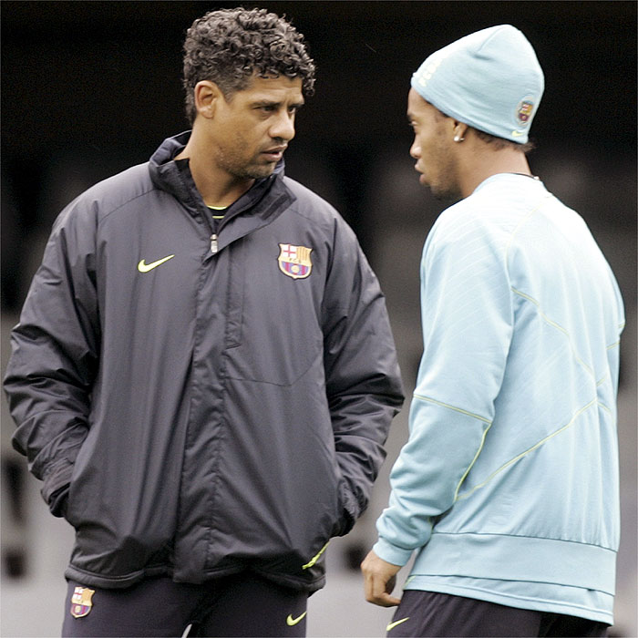 Rijkaard llama la atención a Ronaldinho en el entrenamiento