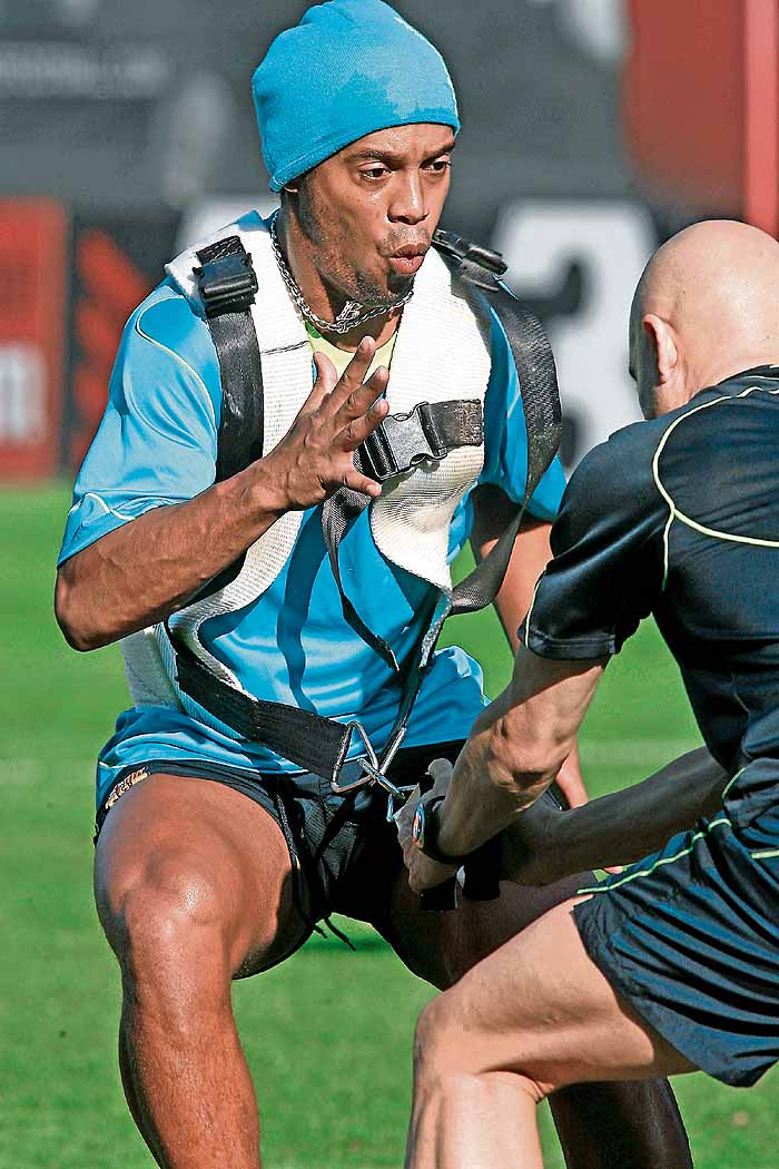 Ronaldinho entrena junto al resto del equipo