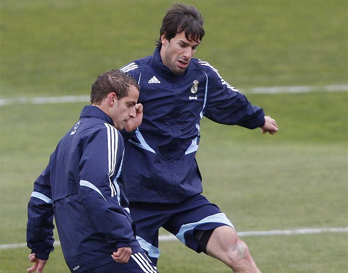 Van Nistelrooy vuelve al grupo en el día de Iker y Raúl