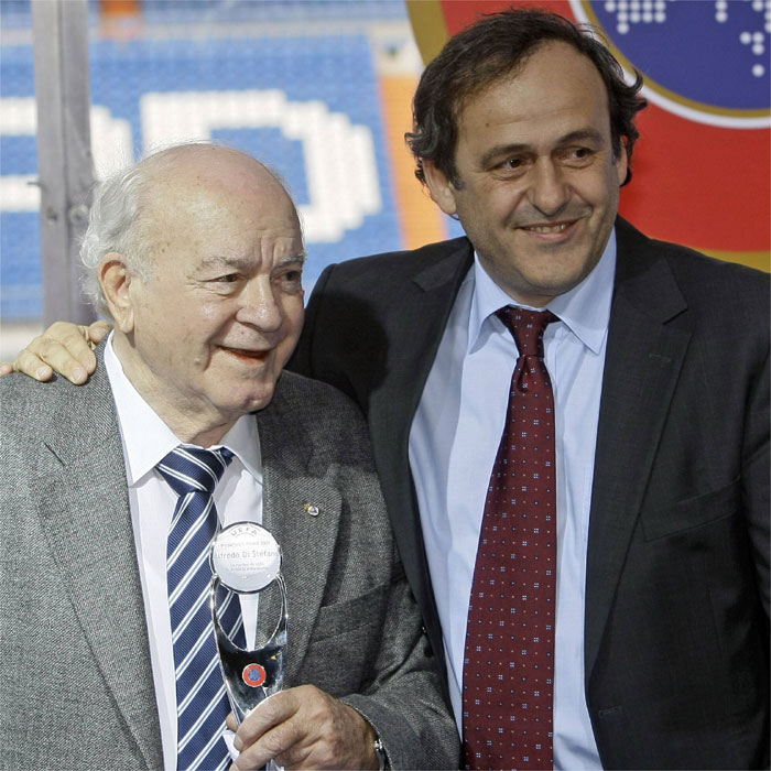 Di Stéfano recibe emocionado el premio 'Presidente UEFA' de manos de Platini