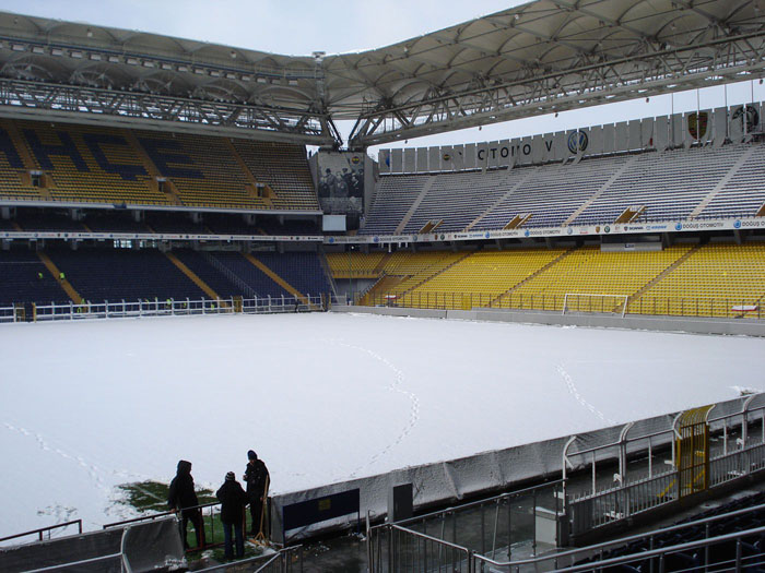 Un manto de nieve cubre el estadio del Fenerbahçe