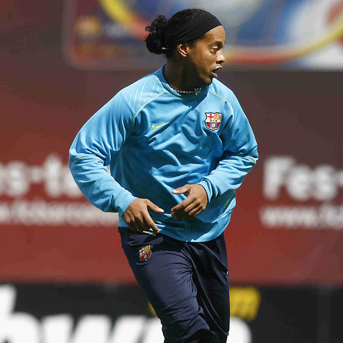 Ronaldinho amenaza con desvincularse unilateralmente del Barça