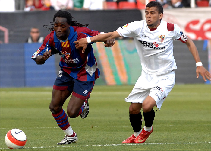 Daniel Alves dice que estaría "encantado" de jugar en el Barcelona