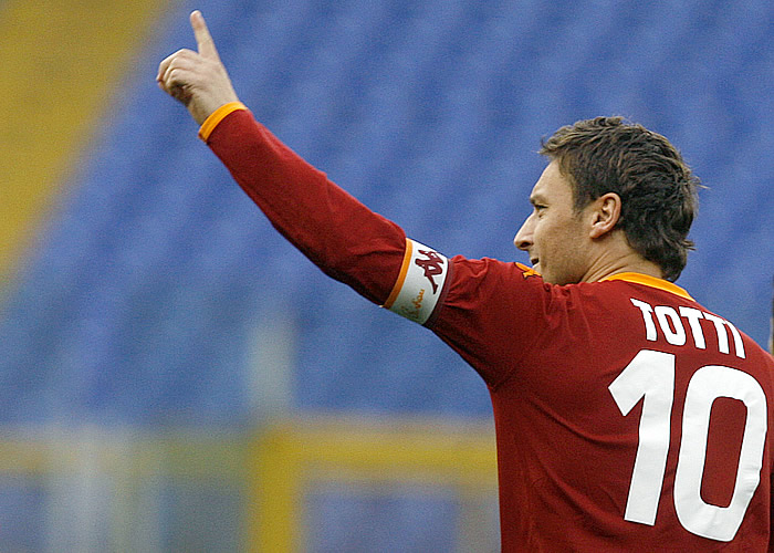 Totti da ventaja a la Roma y la Lazio empata con el Inter