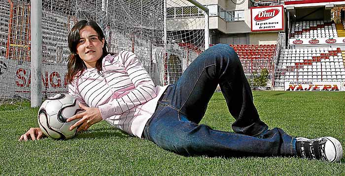 "En España nadie puede vivir del fútbol femenino"