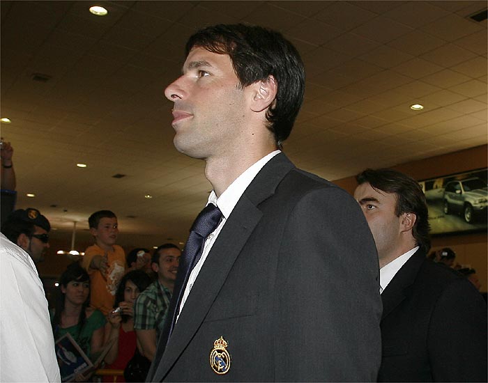 Van Nistelrooy: "No entiendo la ausencia de Raúl de la selección"