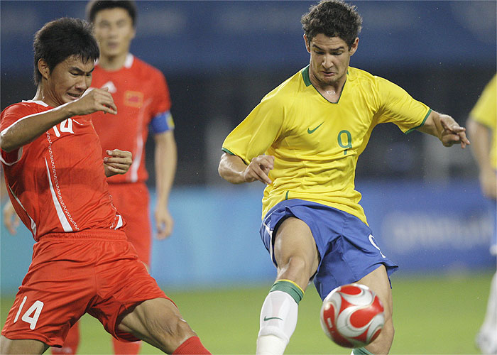 Thiago Neves brilla en Brasil, que se enfrentará a Camerún en cuartos