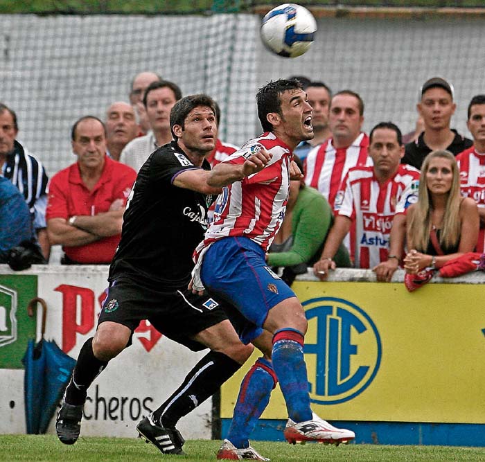 Borja falló su penalti y el Sporting triunfó en Luarca