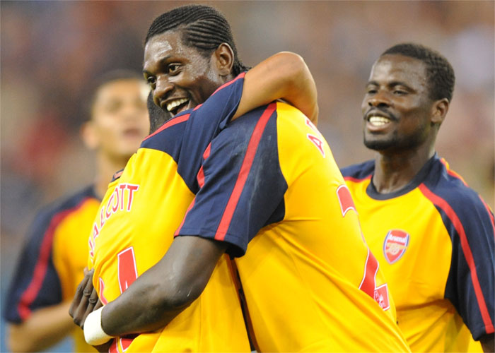 Adebayor renueva su contrato con el Arsenal