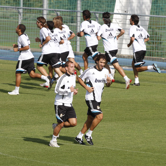 Raúl y Guti trabajaron al margen del grupo mientras que Sneijder ya toca balón