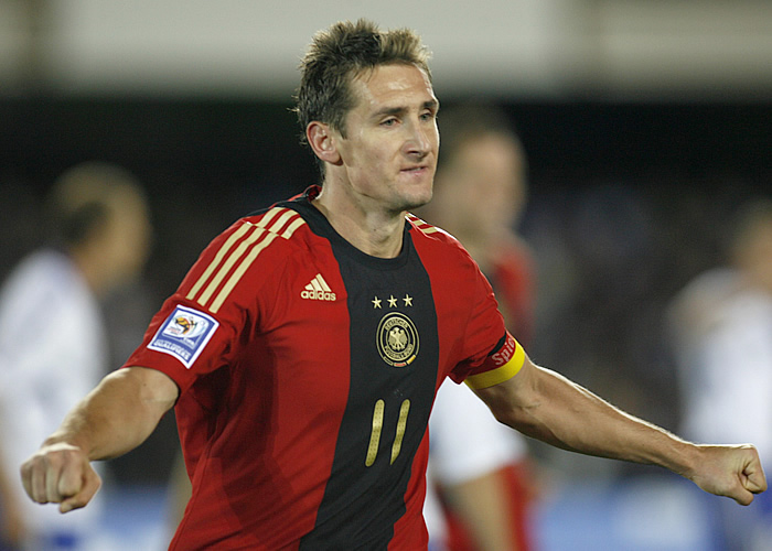 Klose evita el descalabro de Alemania