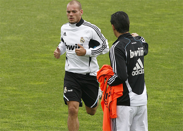 Sneijder trabaja al ritmo del grupo en una sesión de recuperación