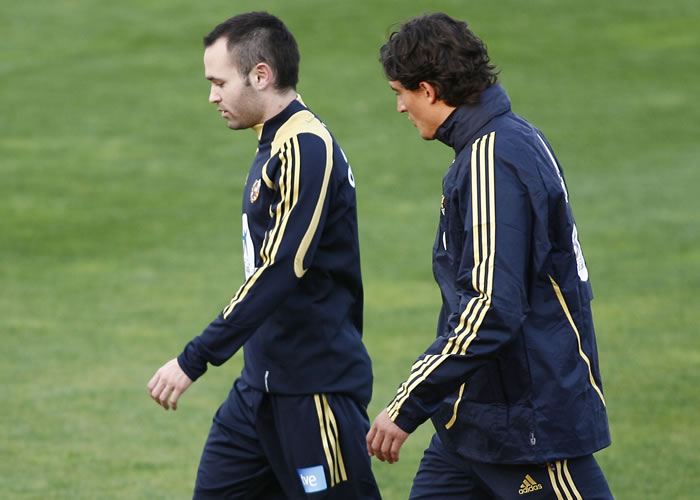 Ramos e Iniesta se ausentan del entrenamiento por precaución