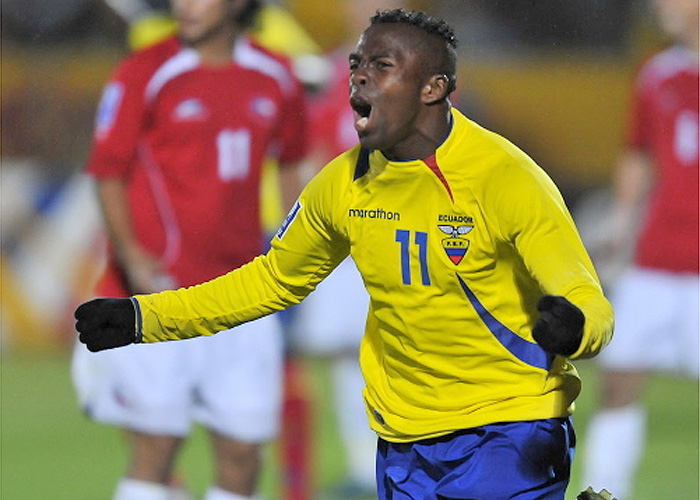 Ecuador derrotó a un deslucido Chile y escala en las eliminatorias