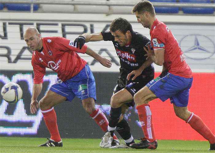 El Sporting gana en Soria con un solitario gol de Omar