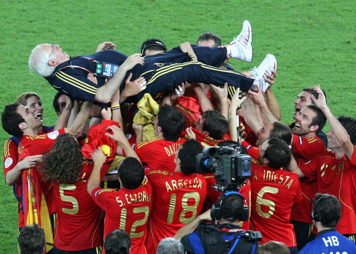 Trece jugadores españoles y Luis Aragonés optan al Equipo 2008 de uefa.com