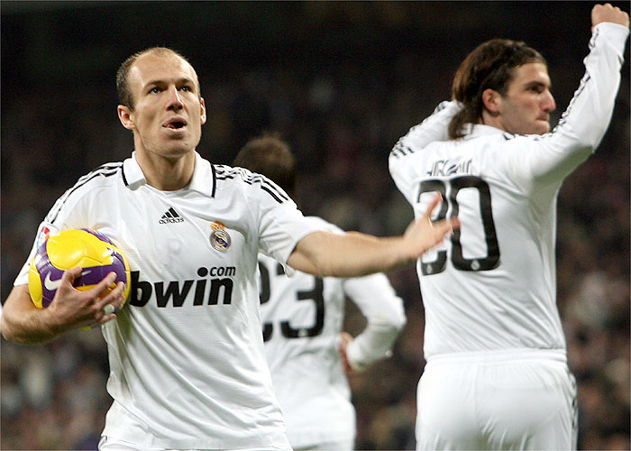 Robben y Casillas salvan un partido loco