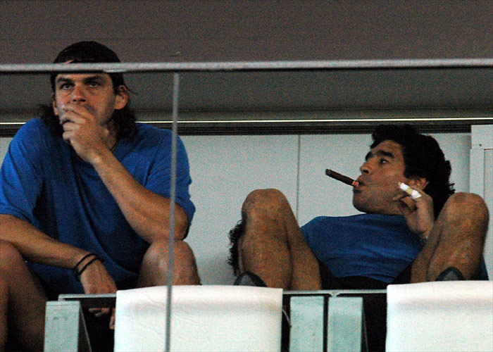 Maradona hace saltar la alarma de incendios en un hotel por fumar un puro