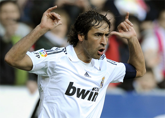 Raúl marca dos goles y ya es el máximo goleador de la historia del Real Madrid