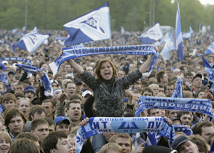 Los hinchas del Zenit piden el veto a las mujeres en su estadio, porque "distraen"