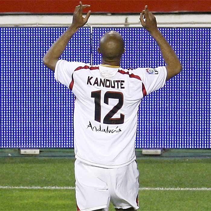 Un hat-trick de Kanouté afianza al Sevilla en la tercera plaza