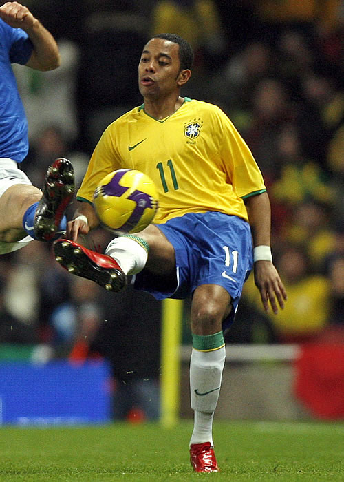 Robinho, dispuesto a defender para permitir la alineación de Kaká y Ronaldinho