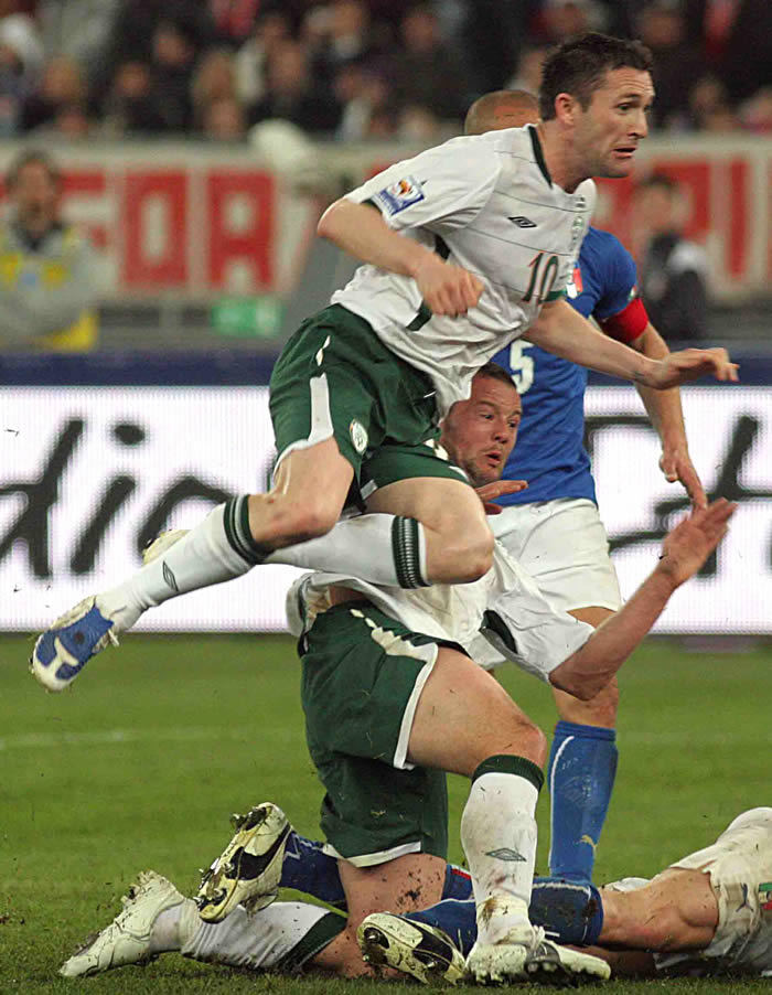 Keane iguala a una Italia que jugó con diez