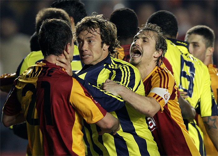 El Galatasaray-Fenerbahçe termina a golpes y con cuatro expulsados