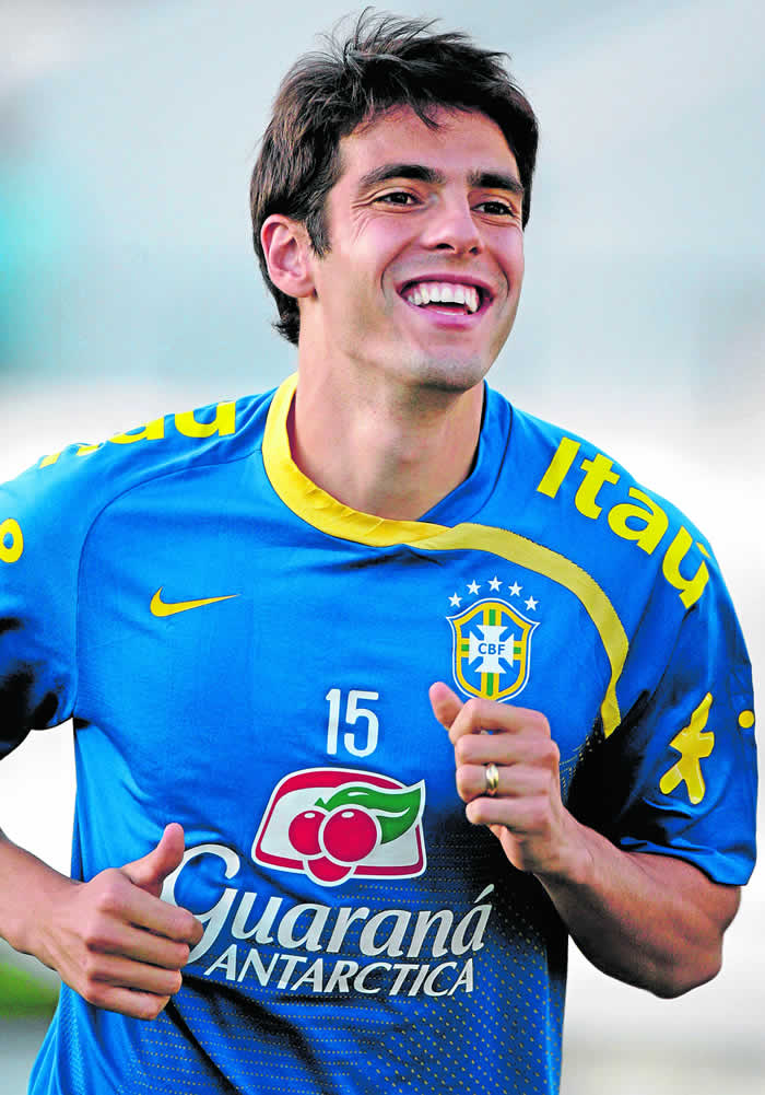 Kaká firmó contrato con el Madrid hasta 2015