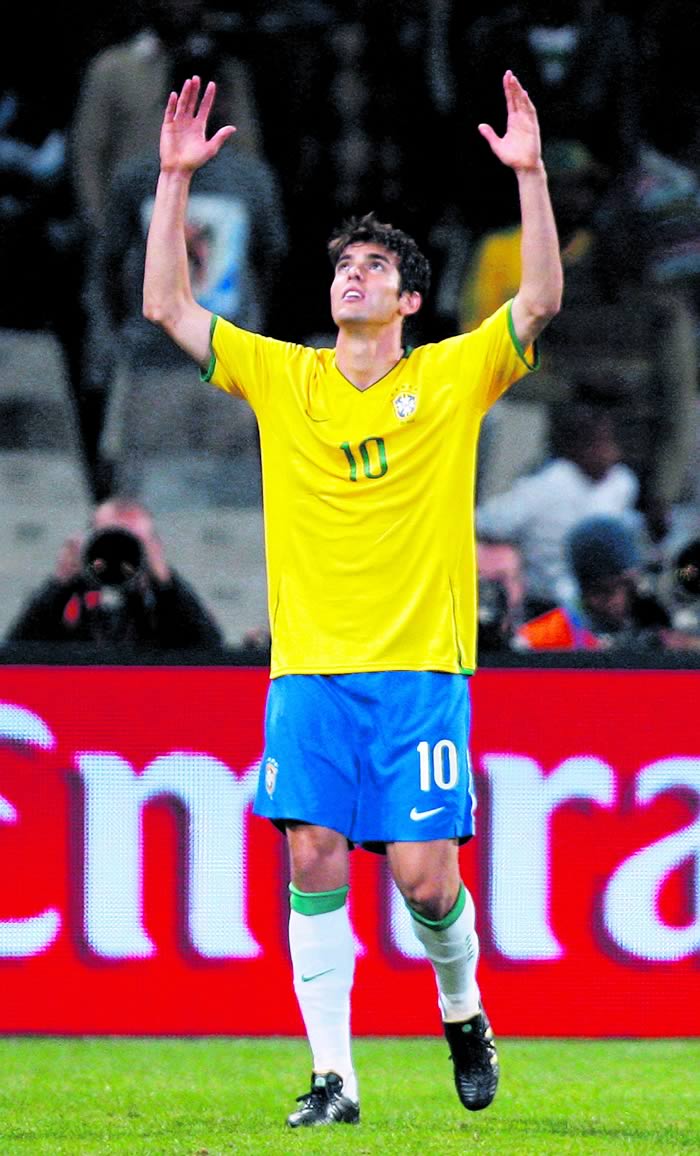 Kaká rescata a Brasil con un gol de penalti en el 90'