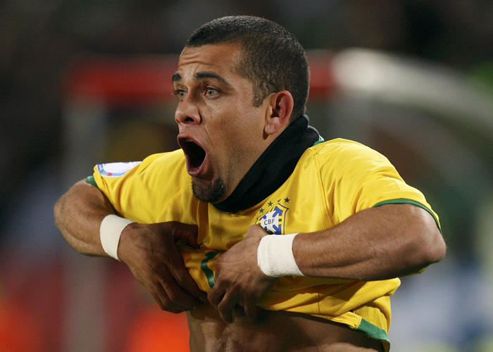 Alves metió a Brasil en la final