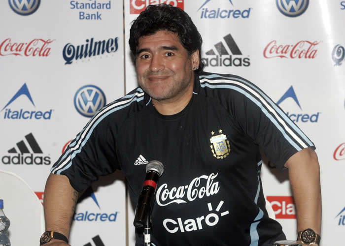 Maradona cree que el Real Madrid "va a cambiar mucho con Kaká"