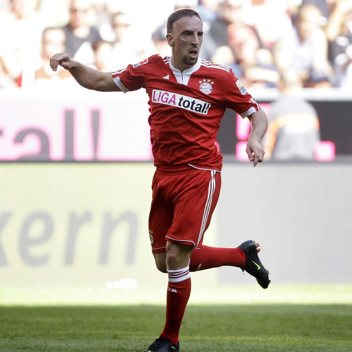 Van Gaal recurre a Ribéry para no perder
