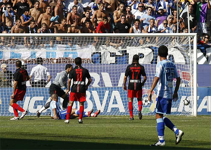 El Málaga golea a un Atlético que no mostró sus aspiraciones