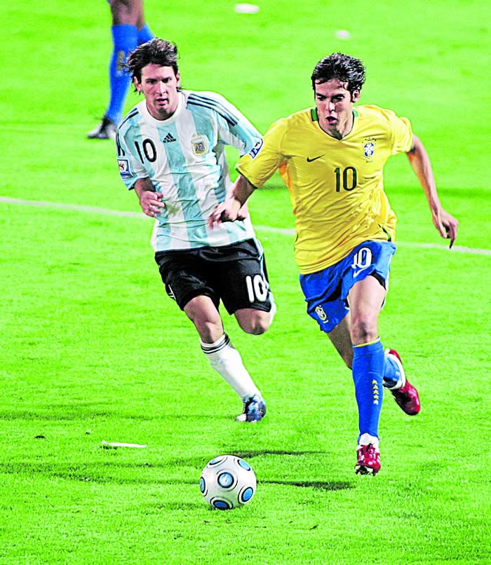 Kaká se consagra ante la impotencia de Messi