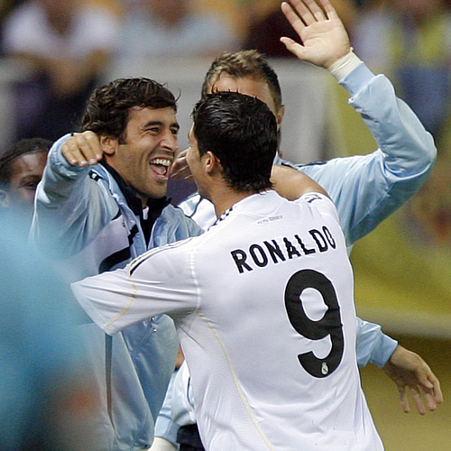 Raúl supera a Sanchís como el jugador del Real Madrid con más partidos en Liga