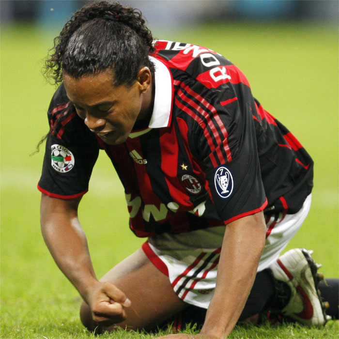 El Milan se plantea multar a Ronaldinho por sus salidas nocturnas