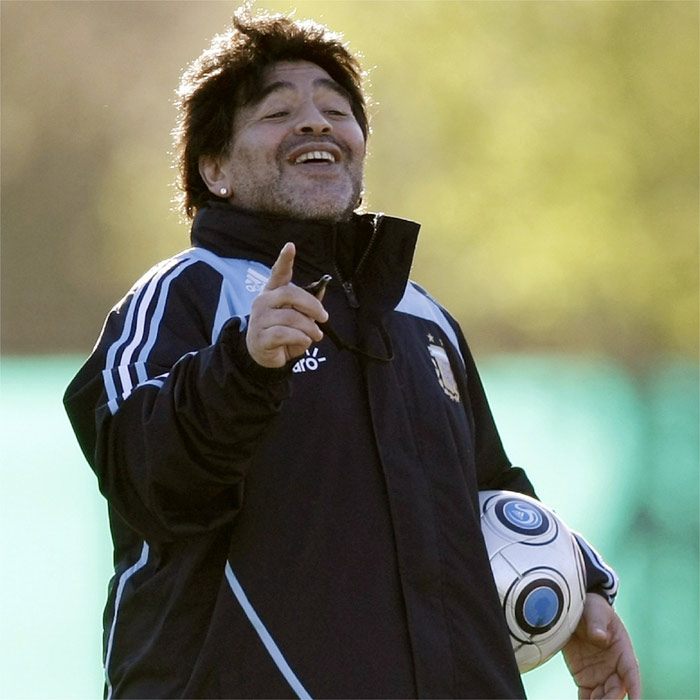 Maradona confirma que Higuaín será titular y desmiente su renuncia