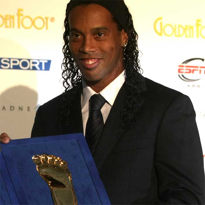Ronaldinho le quita el 'Golden Foot' a Raúl